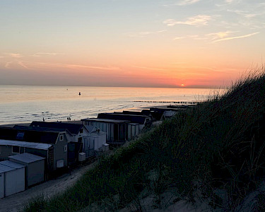 Zonsondergang zee duinen bij Strandhotel Westduin