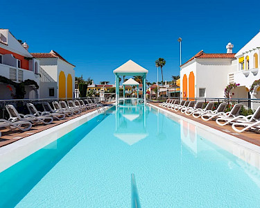 Cordial Green Golf Gran Canaria zwembad met ligbedjes