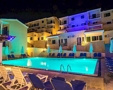 Corfu Aqua Nissaki Griekenland zwembad in de avond