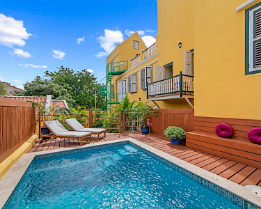 Drift Hotels Curaçao zwembad met zitje