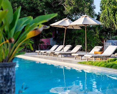 Plantation Jan Thiel Lodge Curaçao zwembad met ligbedjes