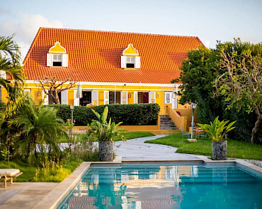Plantation Jan Thiel Lodge Curaçao zwembad met terras