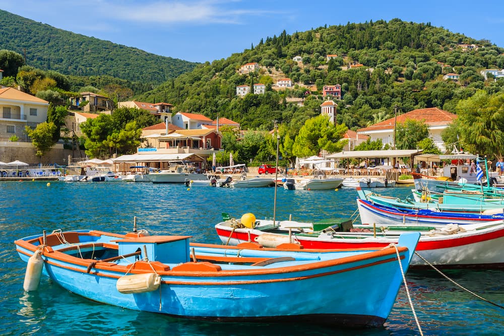 Bootjes in de Kioni haven op Ithaki in Griekenland