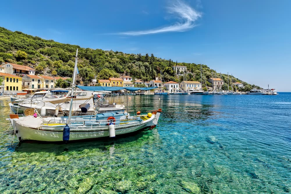Bootjes in het heldere water bij Kioni op Ithaki in Griekenland