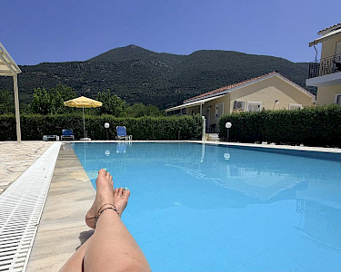 Huize Vangelis Kefalonia benen zwembadrand