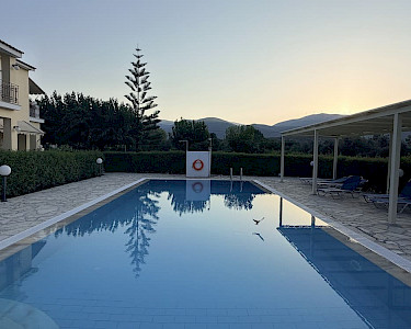 Huize Vangelis Kefalonia zwembad tijdens zonsondergang