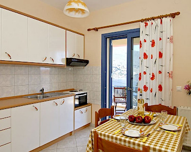 Huize Georgia Kefalonia keuken met gedekte tafel