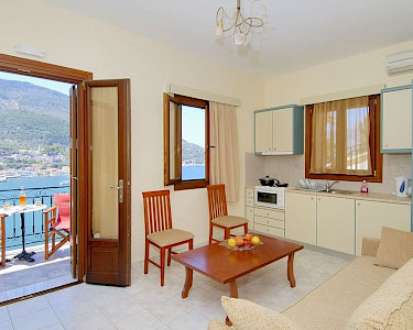 Huize Lykithes Ithaka keuken en balkon