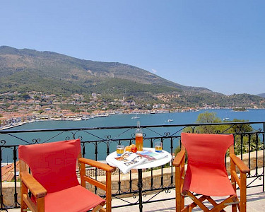 Huize Lykithes Ithaka uitzicht vanaf het balkon
