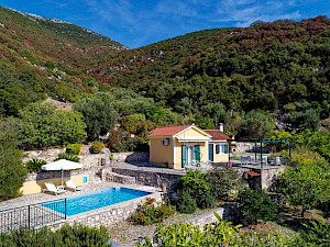 Villa Piso Aetos View Ithaki zwembad en bergen