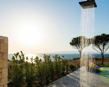 KV Villas Kefalonia buitendouche met uitzicht op zee