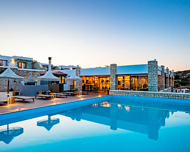 Sophid Wellness Suites Karpathos zwembad tijdens golden hour