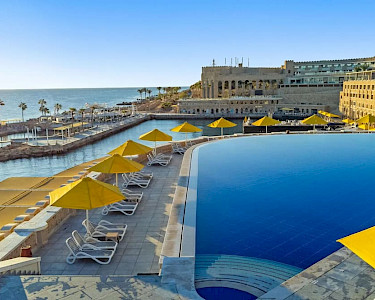 Pickalbatros Citadel Resort Hurghada zwembad met terras