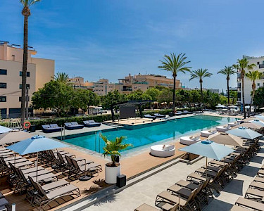 Vibra Mare Nostrum Ibiza zwembad met ligbedjes
