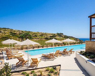 Ramnus Karpathos zwembad met terras