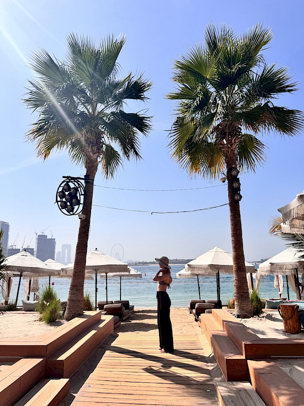 Nienke bij Surf Club Café Dubai tussen de palmbomen