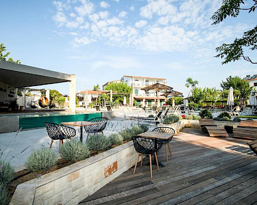 Hotel Nostos Chalkidiki groene tuin met zwembad