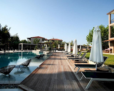 Hotel Nostos Chalkidiki zwembad met ligbedjes