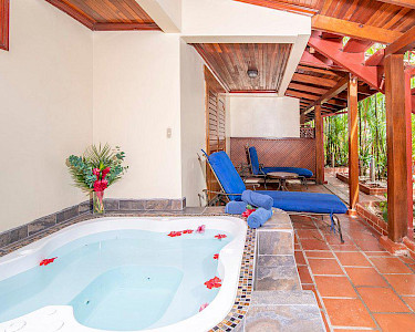 Villas Lirio Costa Rica jacuzzi