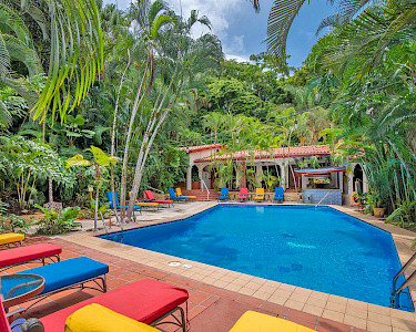 Villas Lirio Costa Rica zwembad met ligbedjes