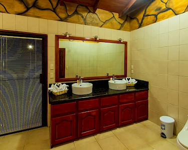 GreenLagoon Arenal Waterfall Villas Costa Rica badkamer