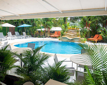 La Vela Boutique Hotel Costa Rica tuin met zwembad